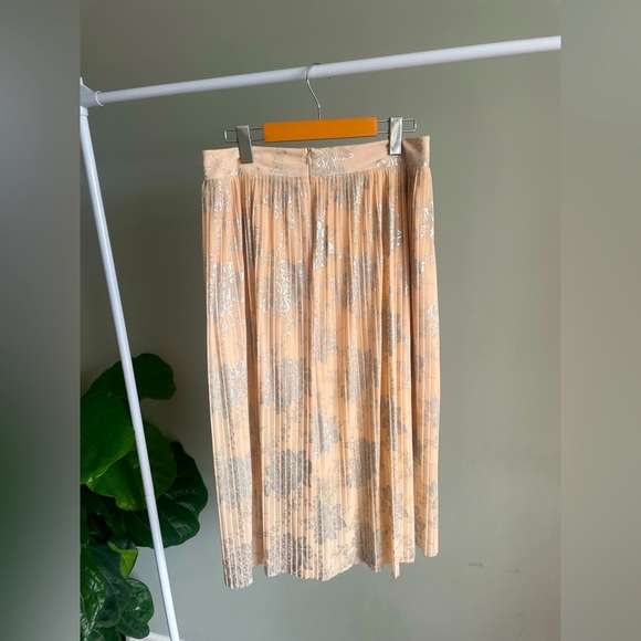 Kenneth Cole Reaction Accordian Skirt Size Medium - Picture 2 of 4